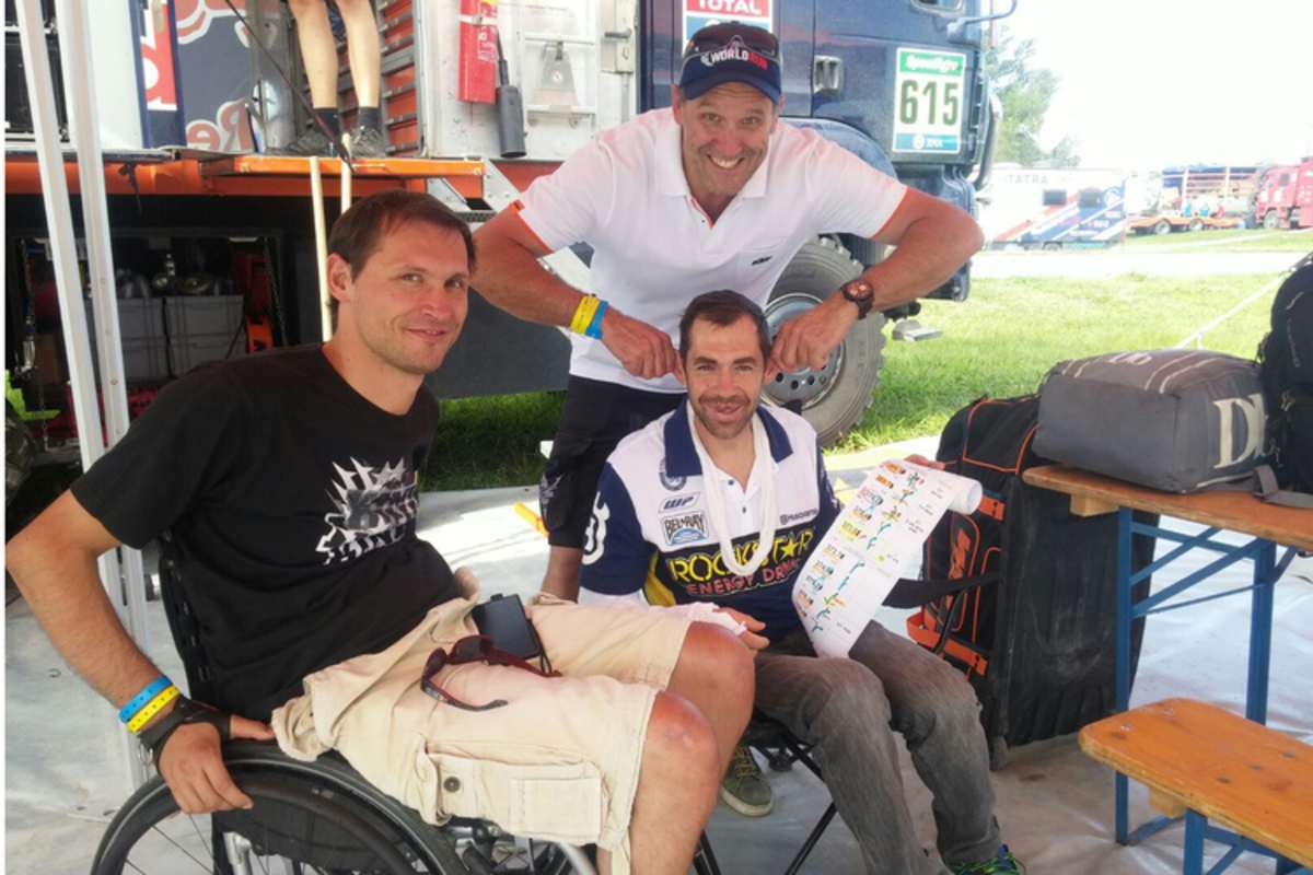 Heinz Kinigadner zieht dem gestürzten Bela Renet (Husqvarna) die Ohren lang, Sohn Hannes Kinigadner schaut zu