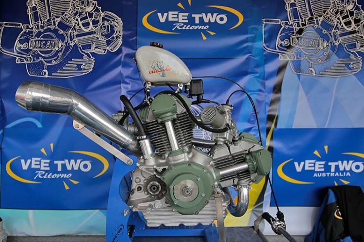 Der Ritorno-V2 als Prüfstandaufbau, stilecht mit Dell’Orto-Vergasern und Cucciolo-Tank