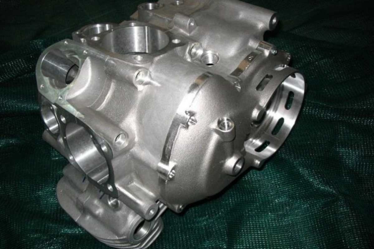 Motorgehäuse aus Sandguss, linkes Seitenteil geformt für den Anbau einer Trockenkupplung