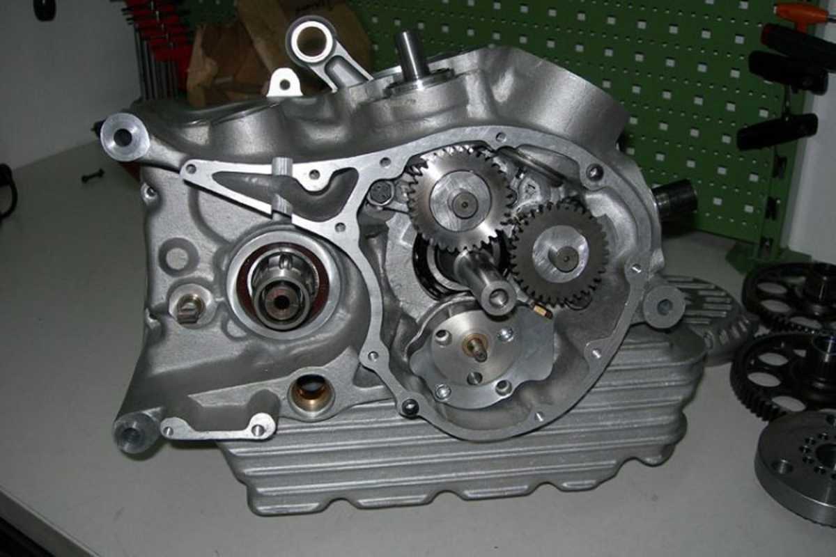 Rechte Seite des Rumpfmotors. Erkennbar gefräste Pleuel und die Antriebe der Königswellen  