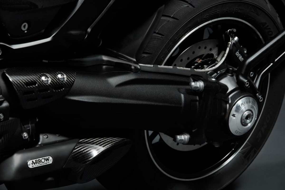 In der mächtigen Einarschwinge läuft die Kardanwelle