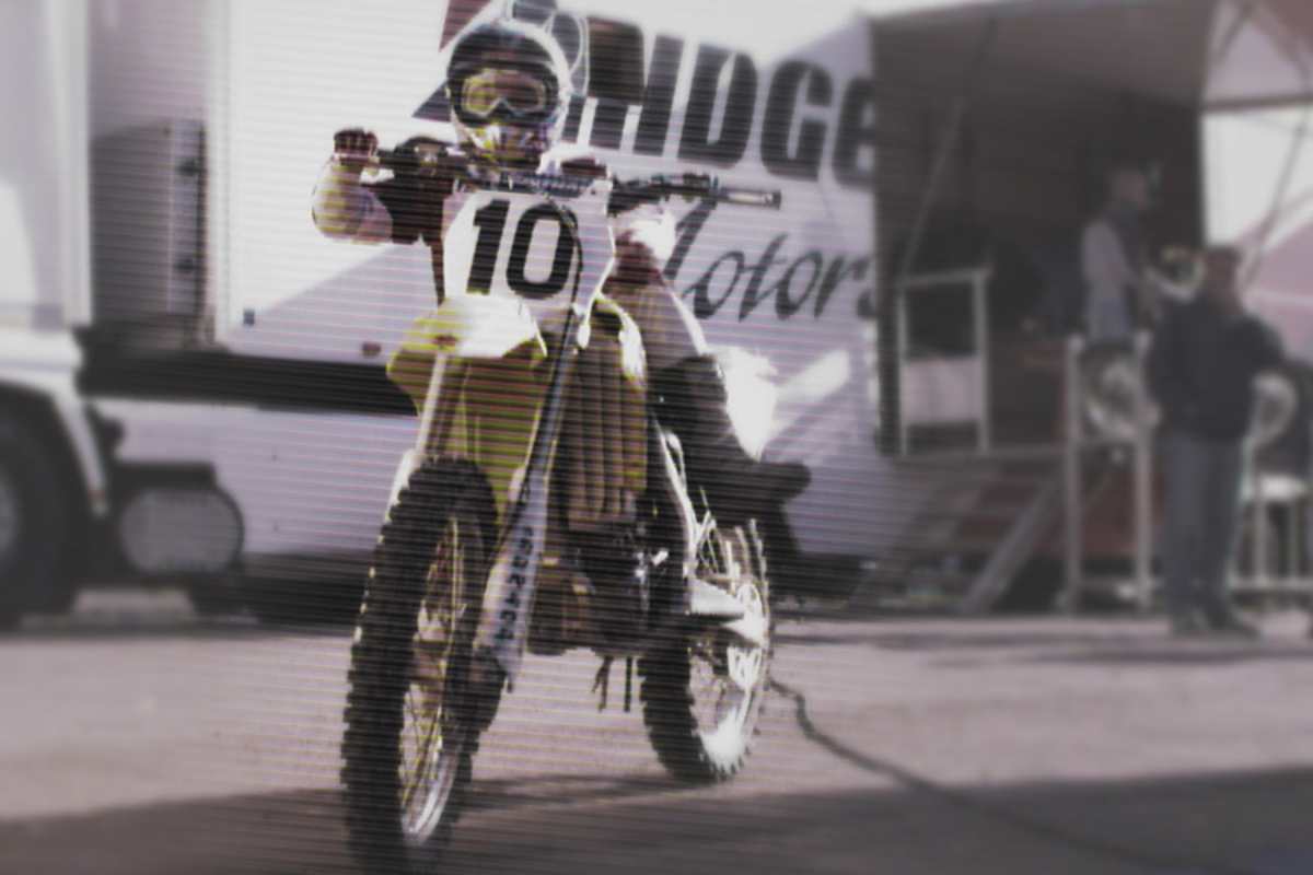 Kenny kommt kaum mit dem Fuß auf den Boden  (restauriertes Bild)