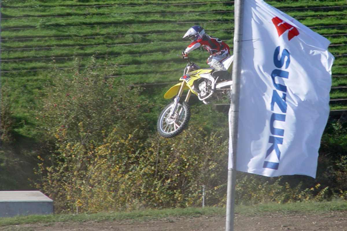 Ken Roczen lässt die Viertakt-Suzuki um den Kurs fliegen