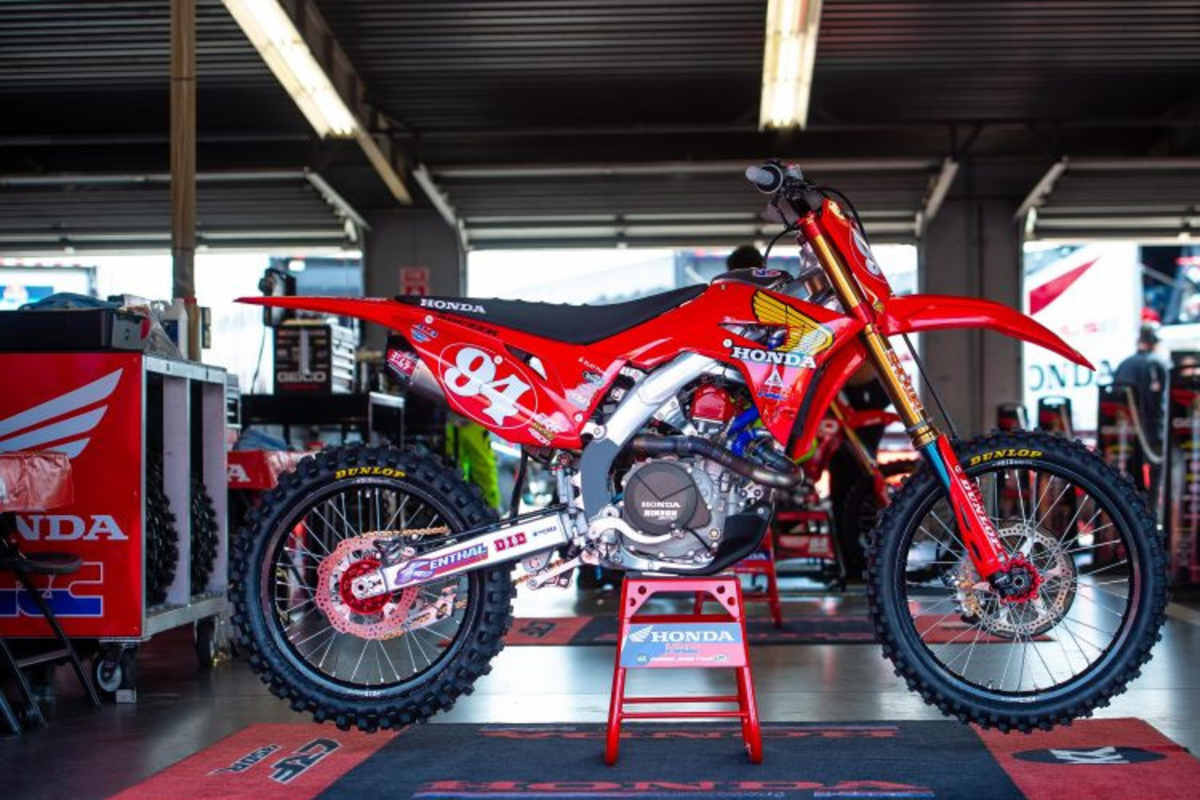 Immer gut aufgelegt! Ken Roczen fährt weiter mit dem roten Nummernschild des Meisterschaftsführenden