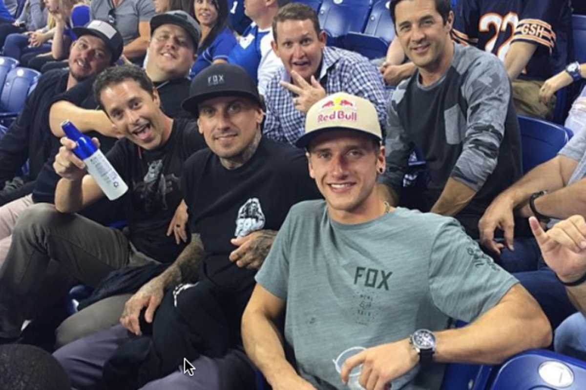 Ken Roczen mit Carey Hart und Ricky Carmichael beim Football
