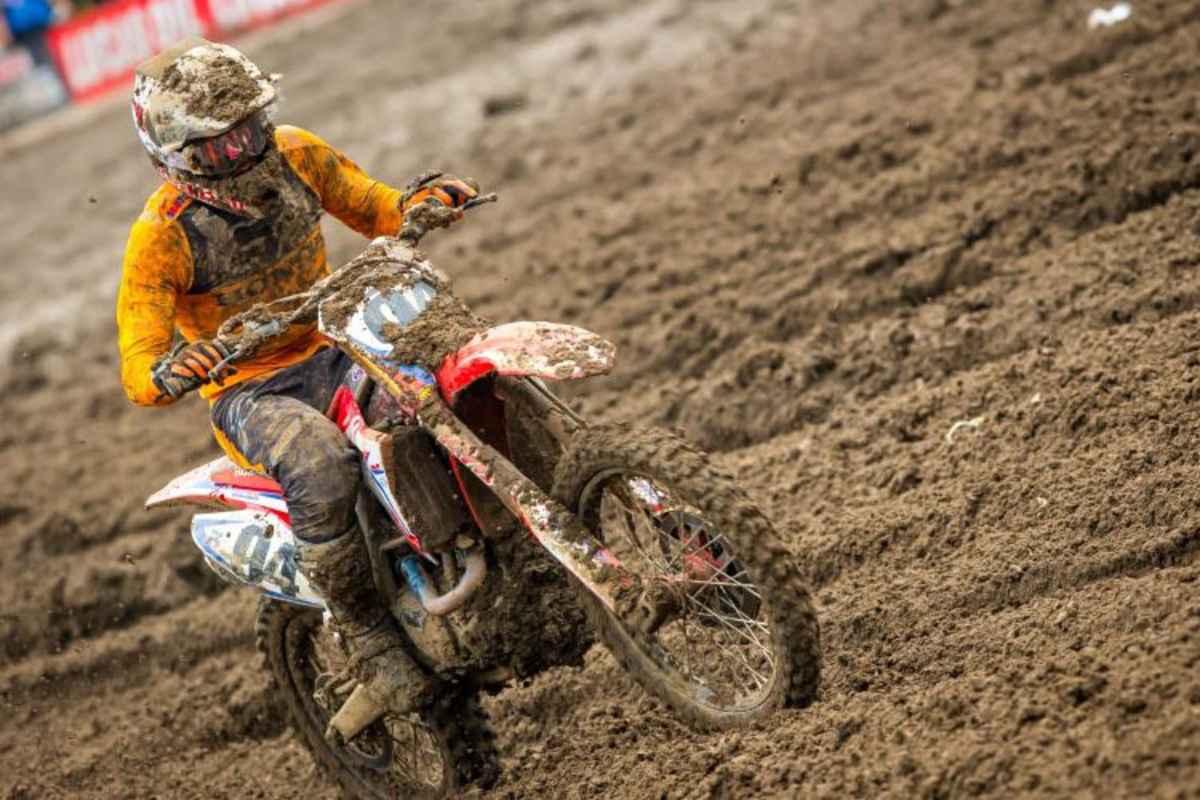 Ken Roczen kämpft sich durch den Schlamm von Crawfordsville
