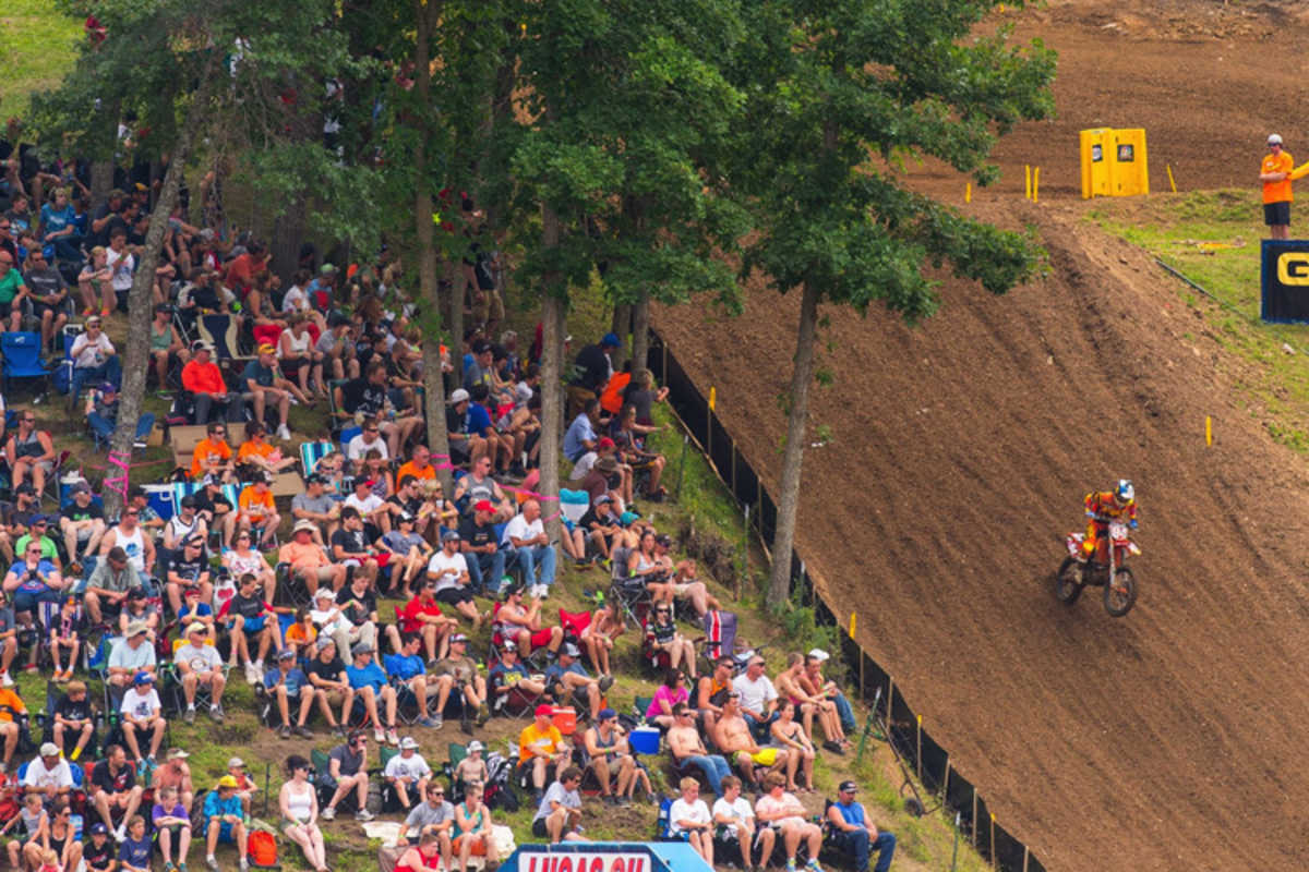 Lange Auf- und Abfahrten kennzeichnen Millville, volle Zuschauerränge sowieso