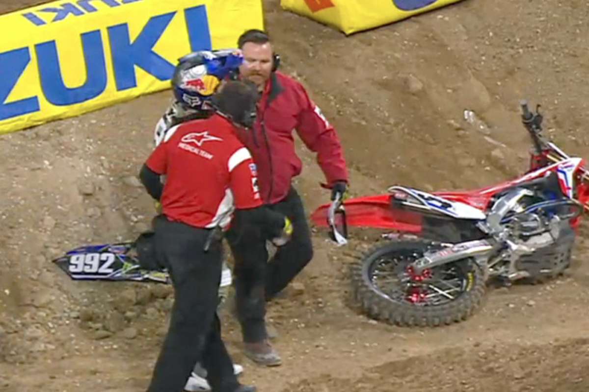 Ken Roczen wird aus dem Stadion gebracht