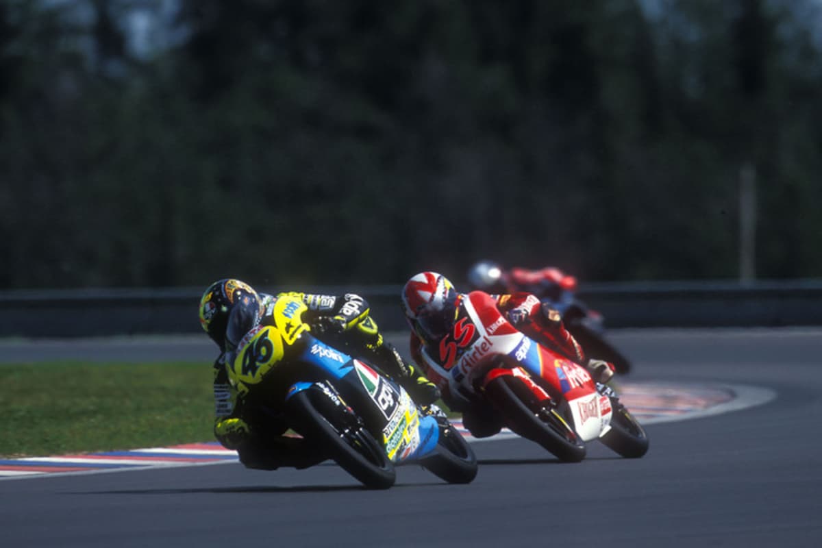 Erbittertes Duell: Rookie Rossi (46) wehrt sich in Brünn 1996 gegen den vierfachen Weltmeister Jorge Martinez (55)