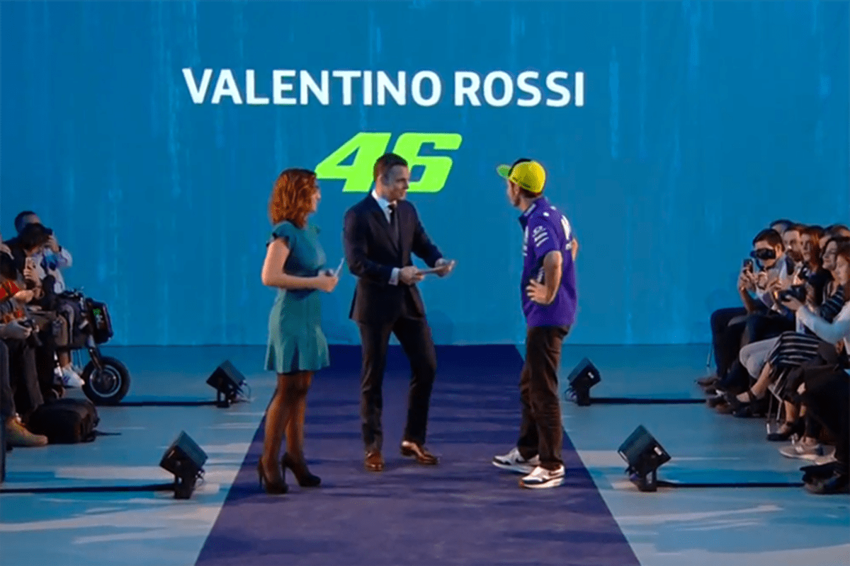 Die Moderatoren Izaskun Ruiz und Dylan Gray mit Valentino Rossi