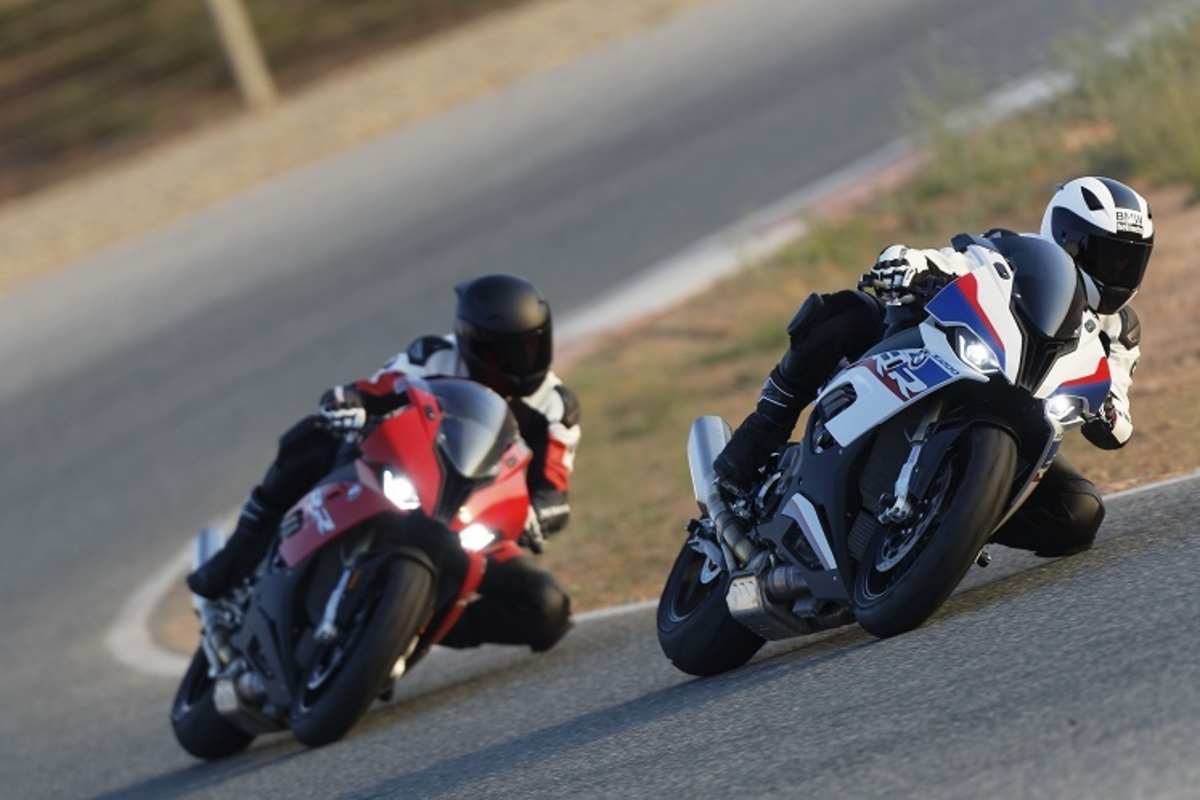 Die 2019er BMW S 1000 RR gibt es in den BMW-Rennsportfarben und in Rot