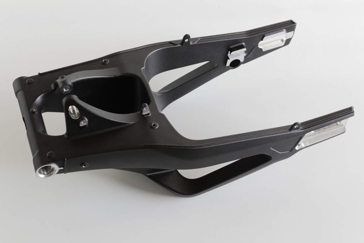 Wie im MotoGP: Unterzug-Schwinge, mit der sich Steifigkeit und Flex einfacher kombinieren lassen