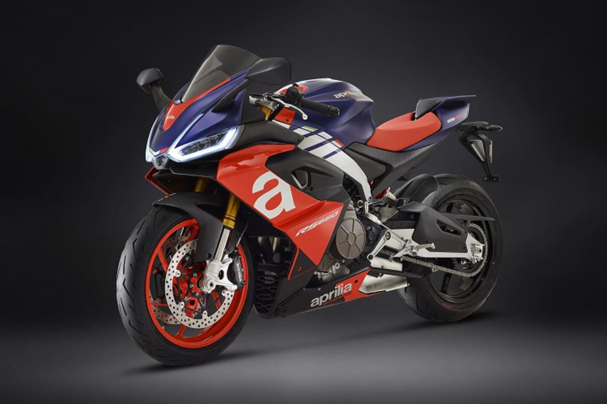 Die Aprilia RS 660 ist unverkennbar verwandt mit den Rennmaschinen des Hauses