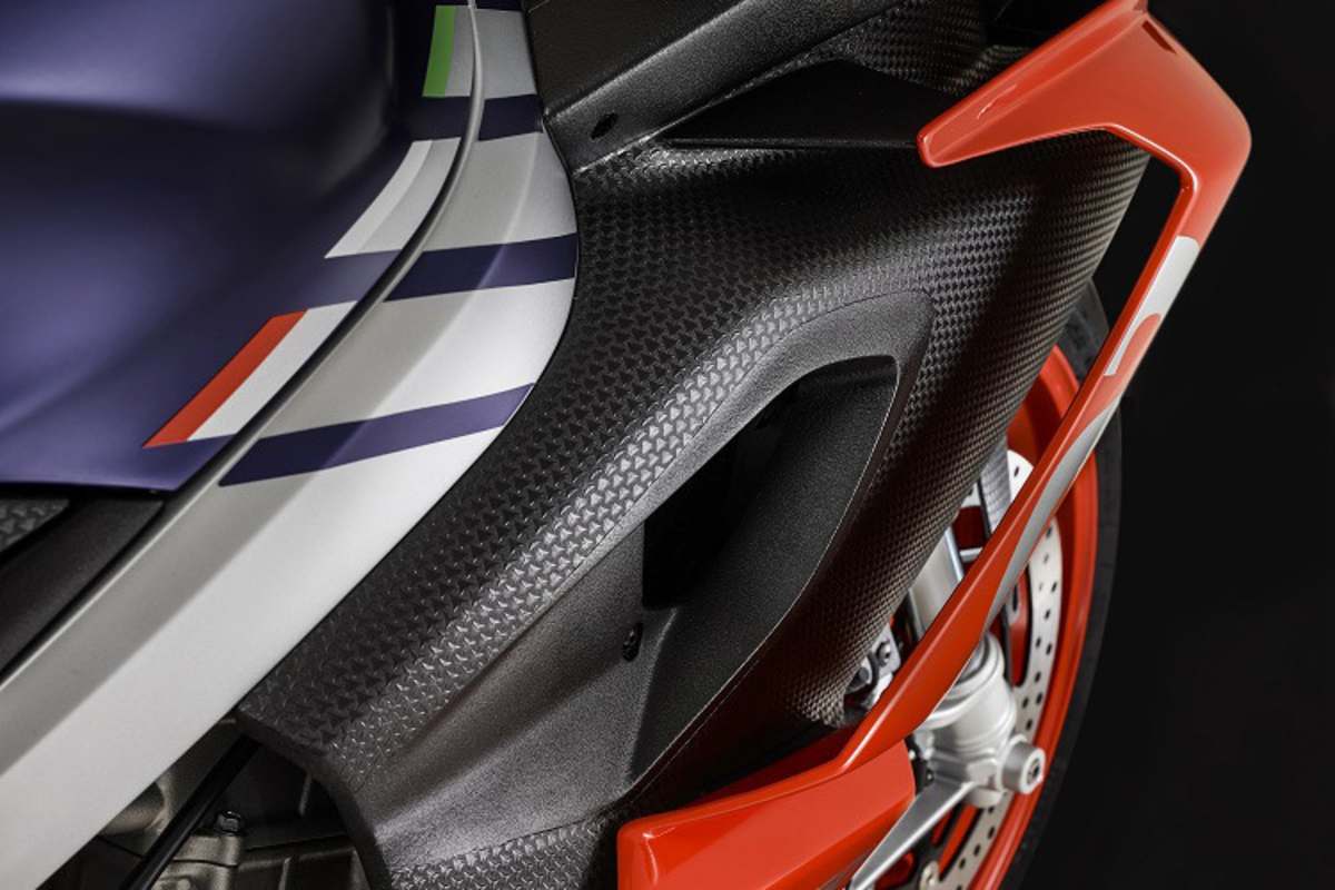 Doppelte Verschalung: Aerodynamische Elemente an den Verkleidungsflanken