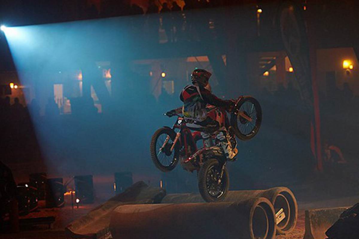 Trapez-Künstler, Jongleure, Feuerschlucker, Reiter und Stuntfahrer traten auf