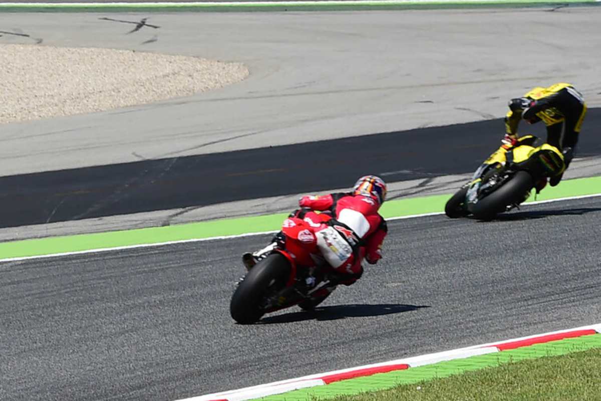 Barcelona-GP 2014: Salom fliegt vorne ab, Jonas Folger muss deswegen ins Kiesbett
