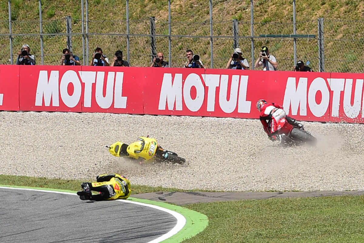 Barcelona-GP 2014: Luis Salom ist gestürzt, Jonas Folger konnte knapp ausweichen