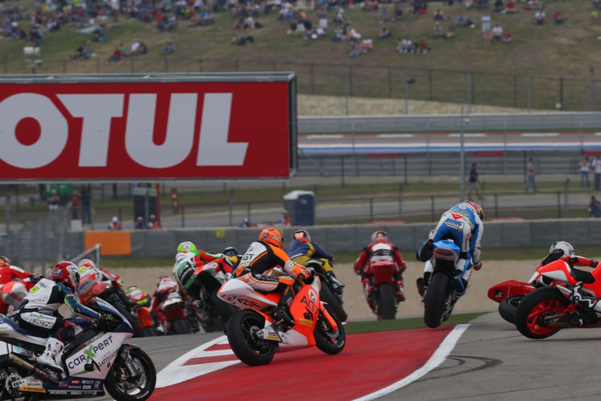 Luis Salom (blau-weisses Bike) hat zwei Räder in der Luft, der Abflug ist unvermeidlich