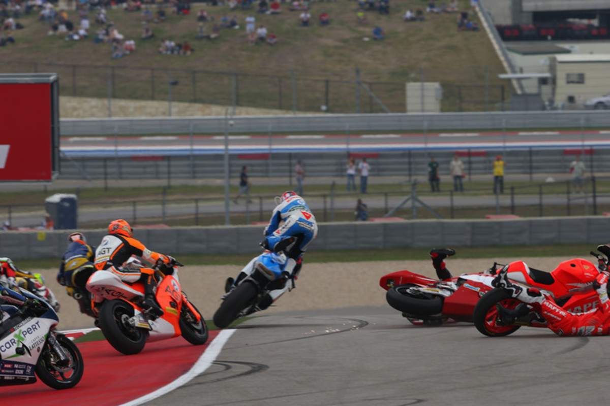 Rechts liegen Torres (hellrotes Motorrad udn Pons, links davon fliegt Salom ab