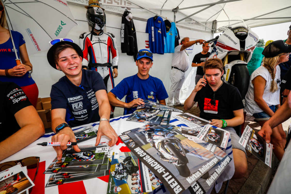 Sarah Heide haut die Autogrammkarten raus