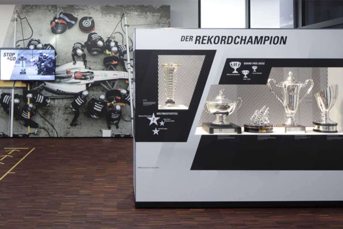 Siegerpokale des Rekord-Champions sind ebenfalls ausgestellt