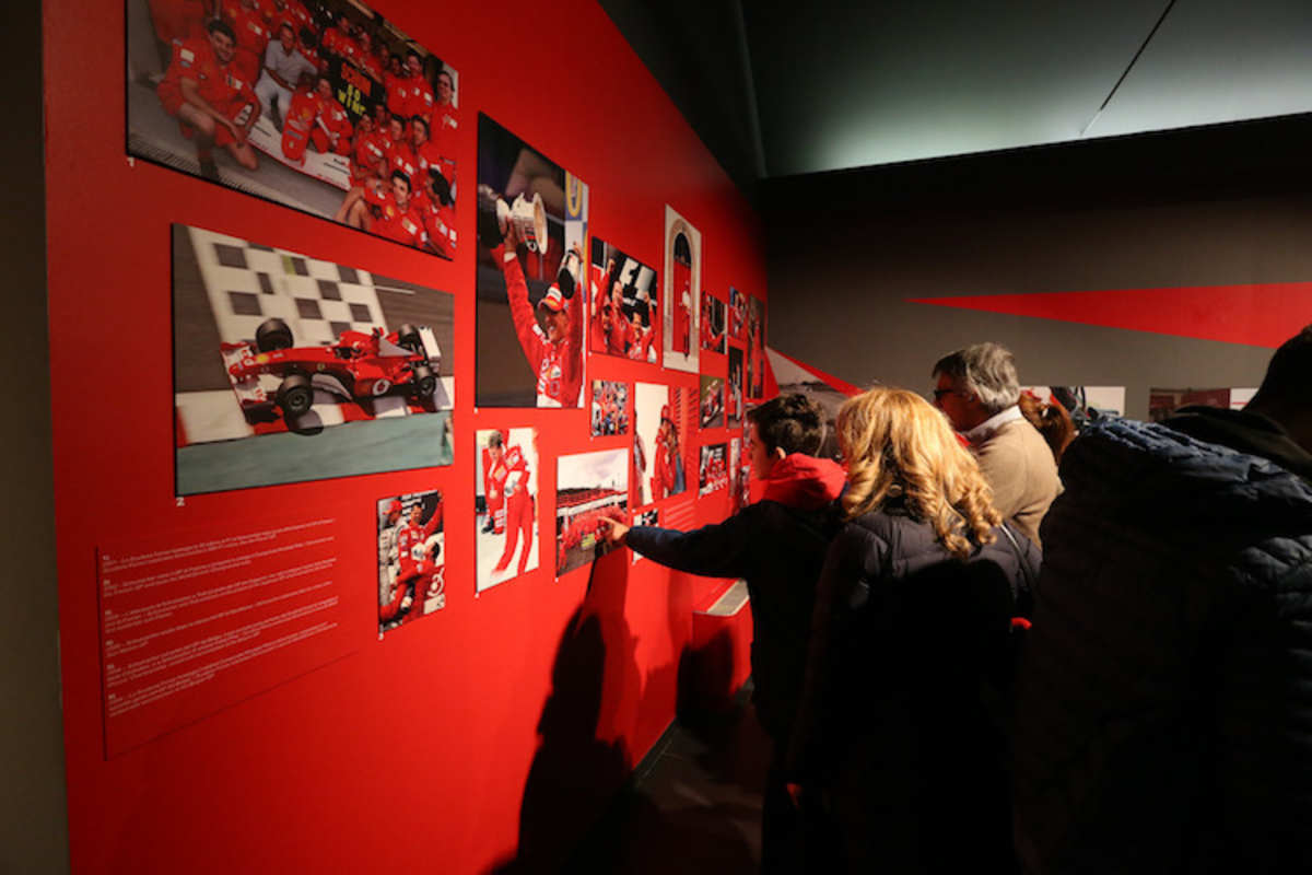 Schon am ersten Tag kamen Hunderte von Schumi-Fans