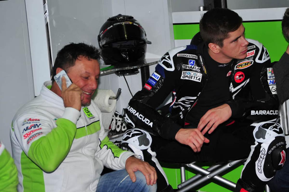 Fausto Gresini (am Telefon) ist neuer Teamchef von Scott Redding