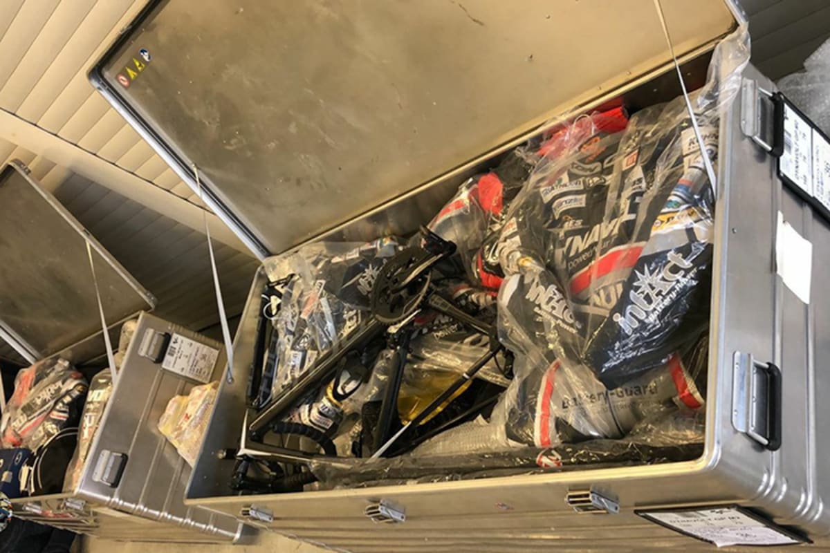 Die Lederkombis der Intact-Piloten in den dafür vorgesehen Frachtkisten