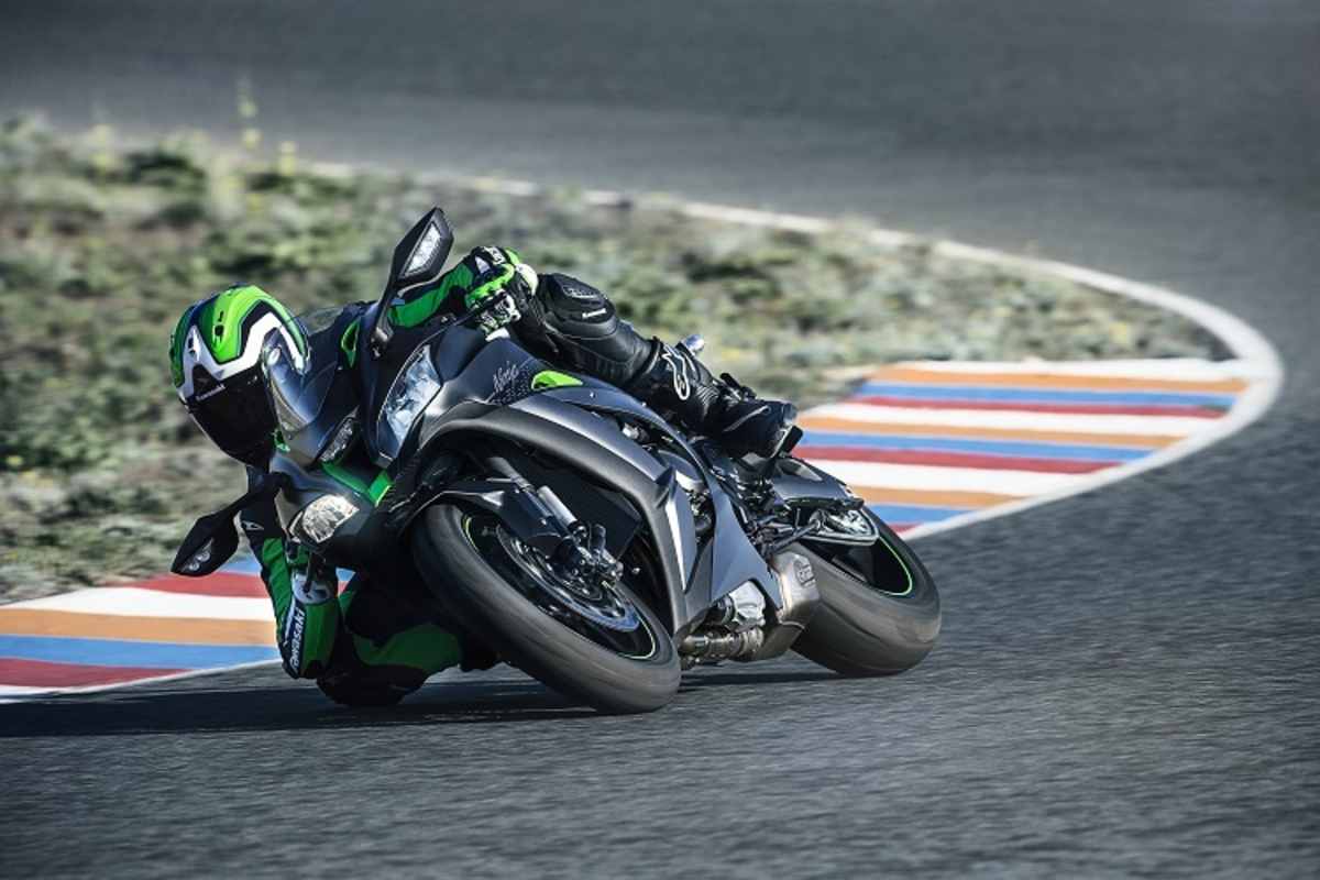 Grundsätzlich ist es physikalisch möglich, mit einer ZX-10R SE solche Schräglagen zu fahren
