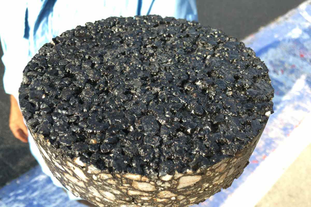 Ein Stück des neuen Asphalts