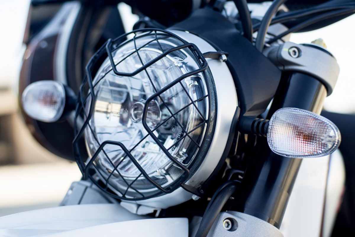 Schutzgitter wegen der Hillbilly-Kids, die beim Anblick des ersten Motorrads in ihrem Leben mit Steinen werfen