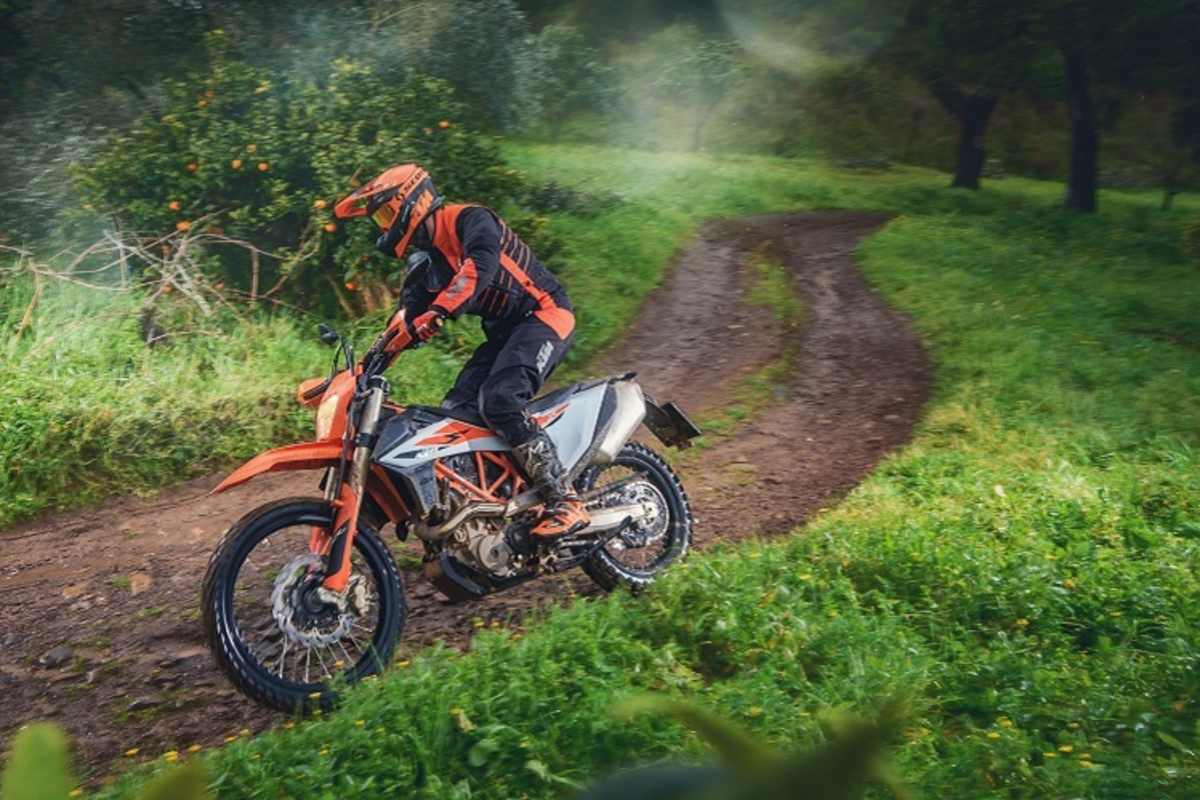 KTM 690 Enduro R: Voll gelöändetaugliche Enduro, welche die Anreise zum Geländeparadies auf eigener Achse meistert