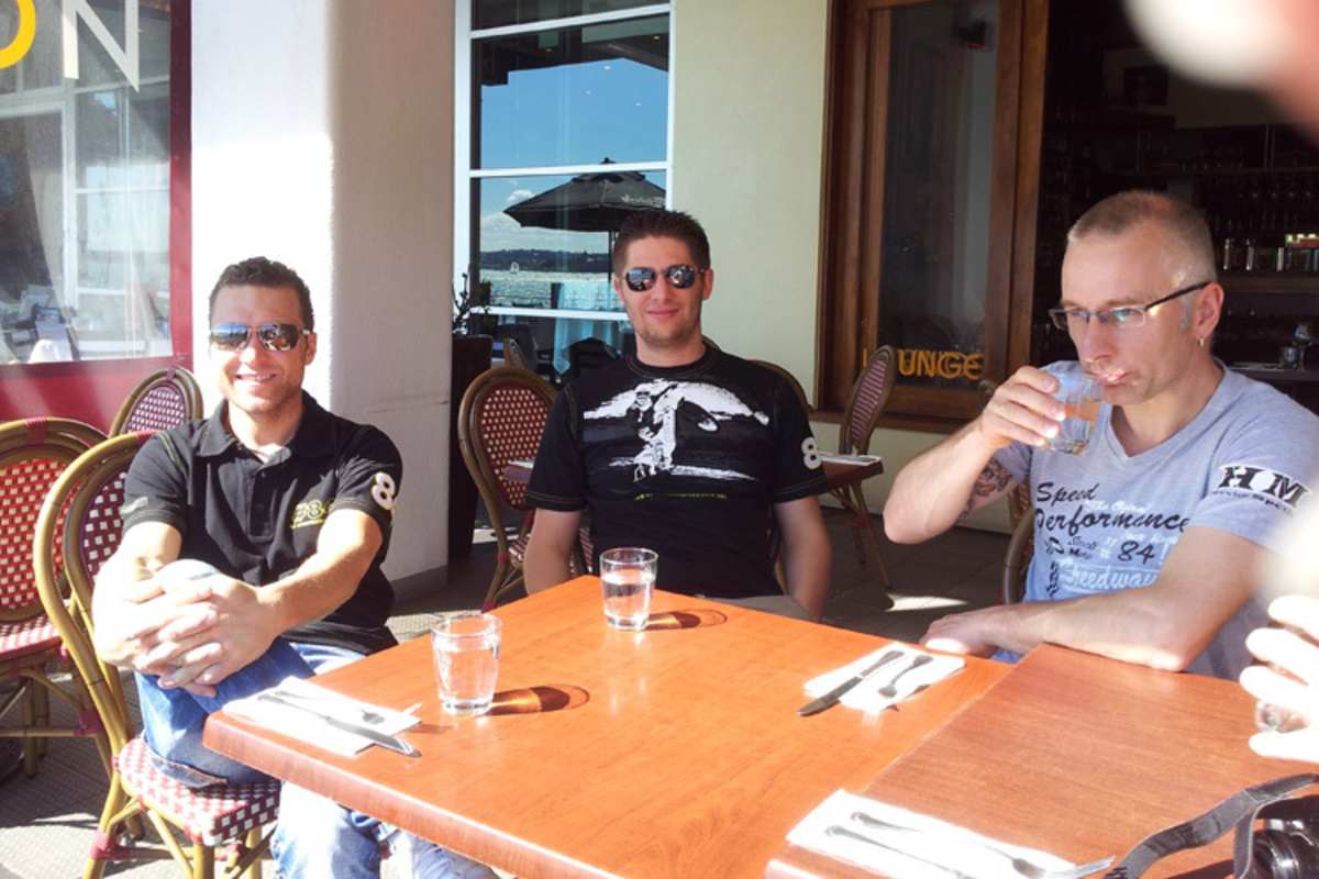 Martin Smolinski (li.) mit seinen Mechanikern Stefan Kurz und Jens Ruetten