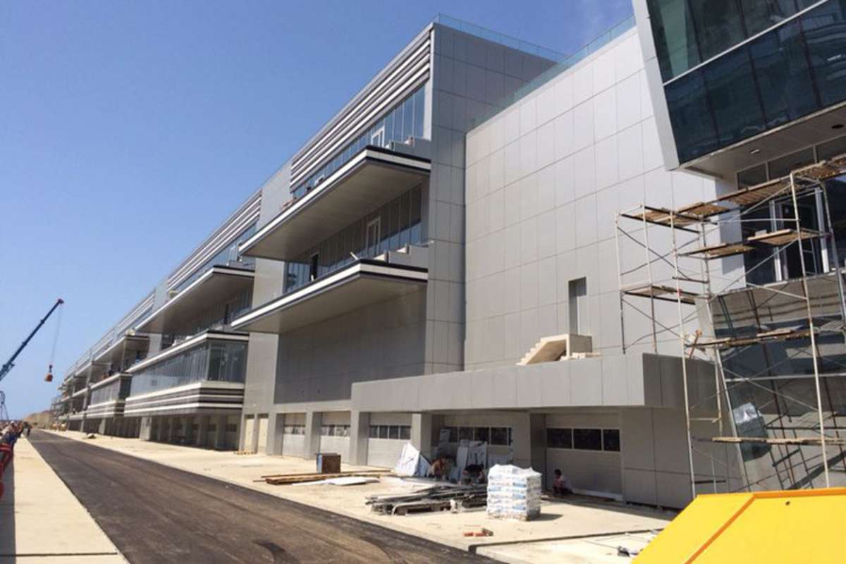 Der erste Asphalt in der Boxengasse ist gelegt