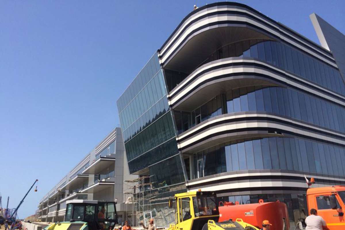 Das Rennkontrollgebäude eingangs Boxengasse