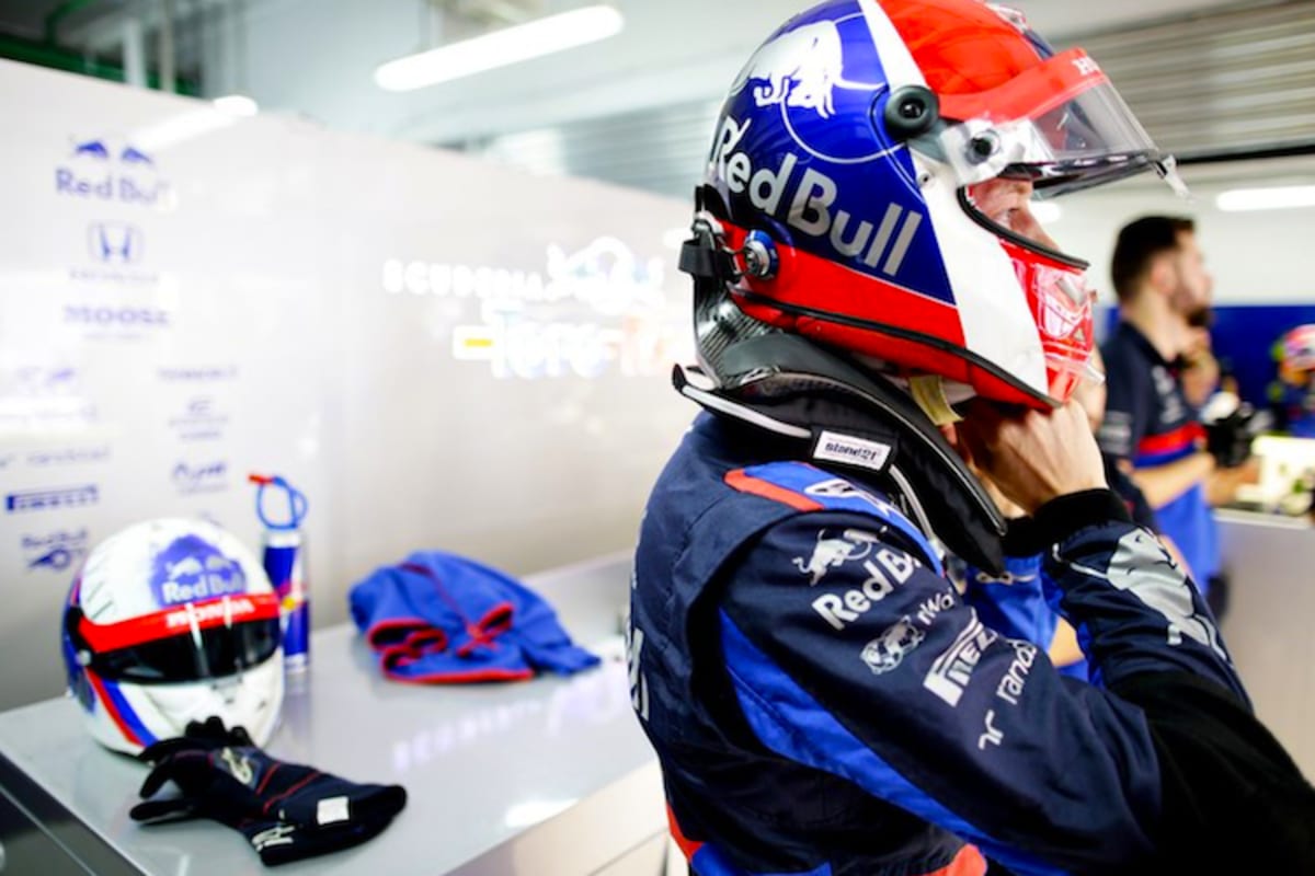 Der Helm für Sotschi (hinten) blieb unbenutzt