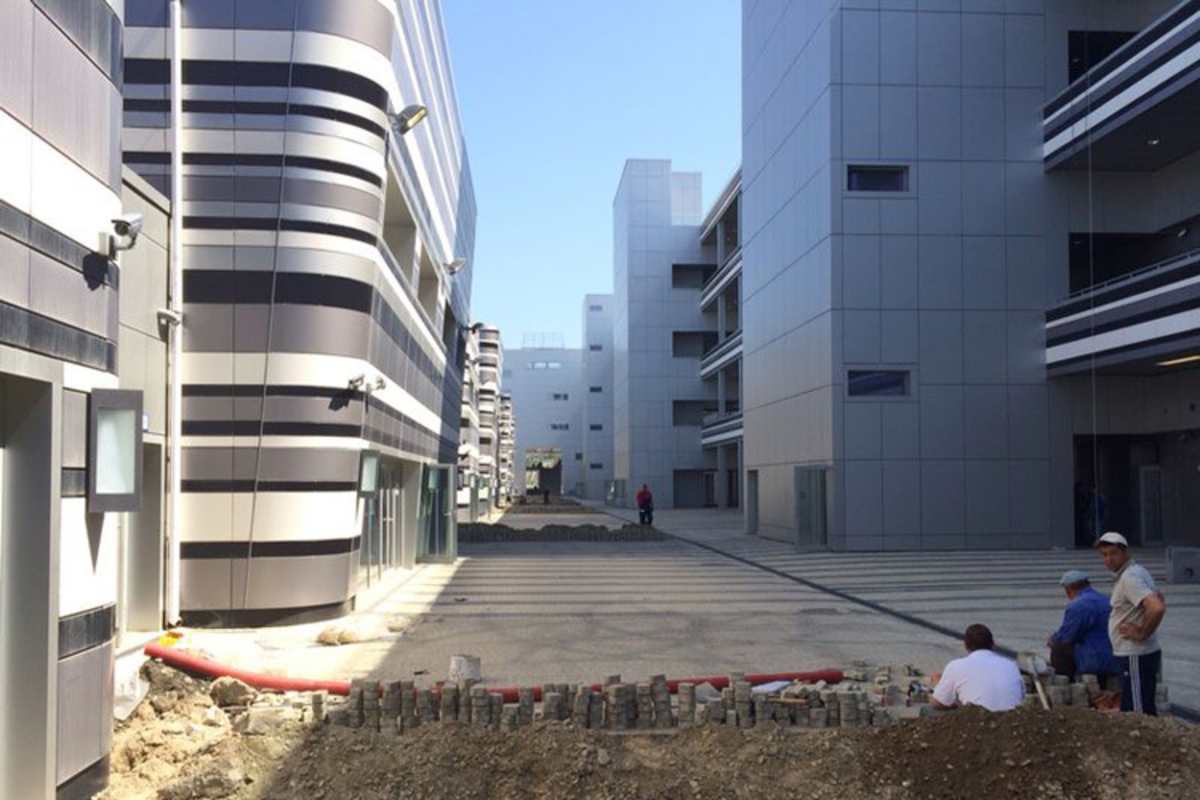 Zwischen den Boxen (rechts) und den Häuschen für die Teams (links)