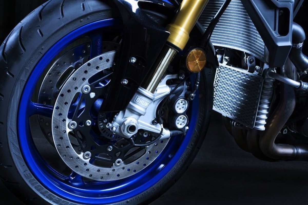 Hochwertiges Material: Öhlins-Gabel, 320er Bremsscheiben mit Radialzangen