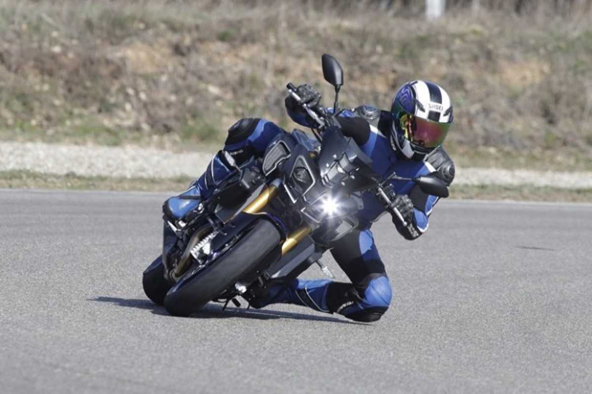 Yamaha MT-10 SP: Supersport-Schreck, erkennbar an der goldenen Öhlins-Gabel