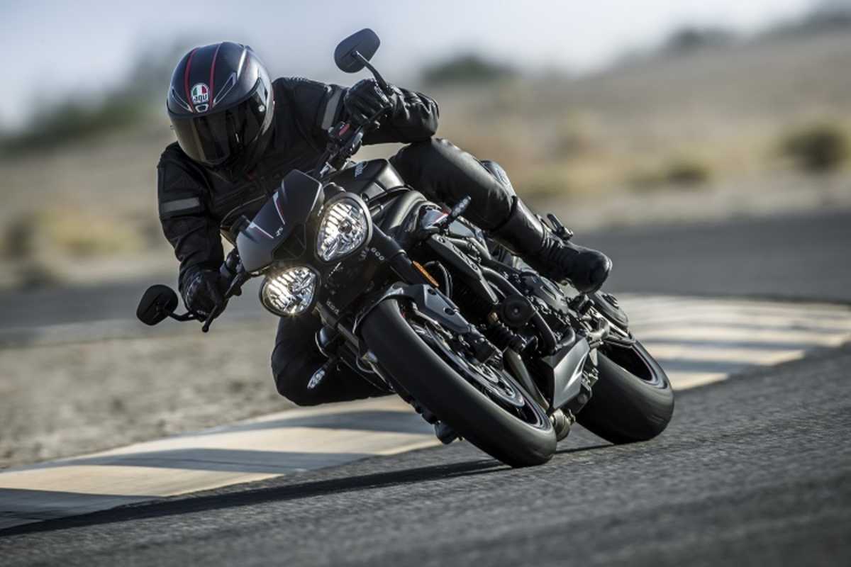 Triumph Speed Triple RS: Kurven-ABS und Traktionskontrolle mit Gyrosensor von Continental