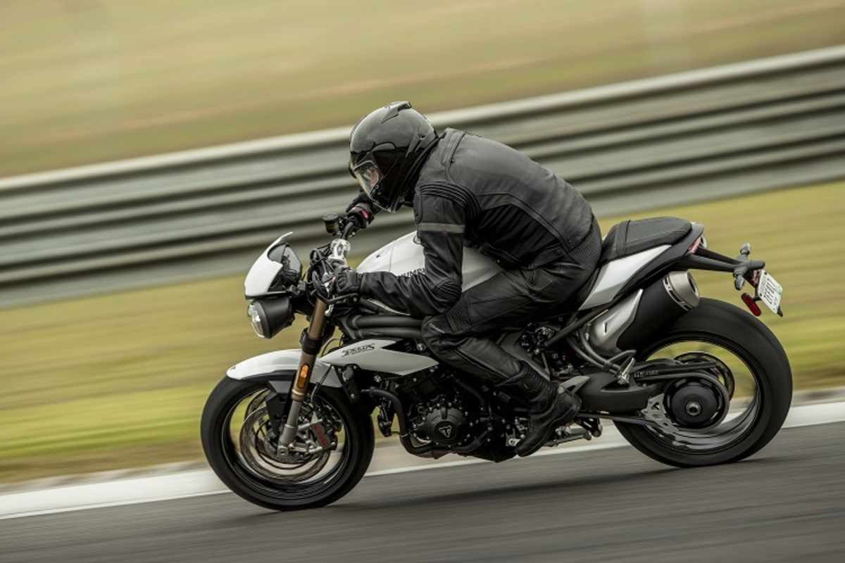 Die Speed Triple S ist das Basismodell - und hat den gleichen Motor und das gleiche Chassis