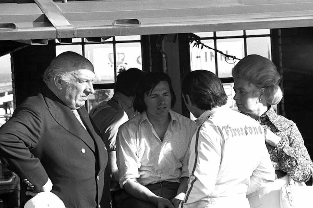 Stanley mit BRM-Konstrukteur Tony Southgate, Pedro Rodríguez (mit dem Rücken zu uns) und Stanleys Gattin Jean