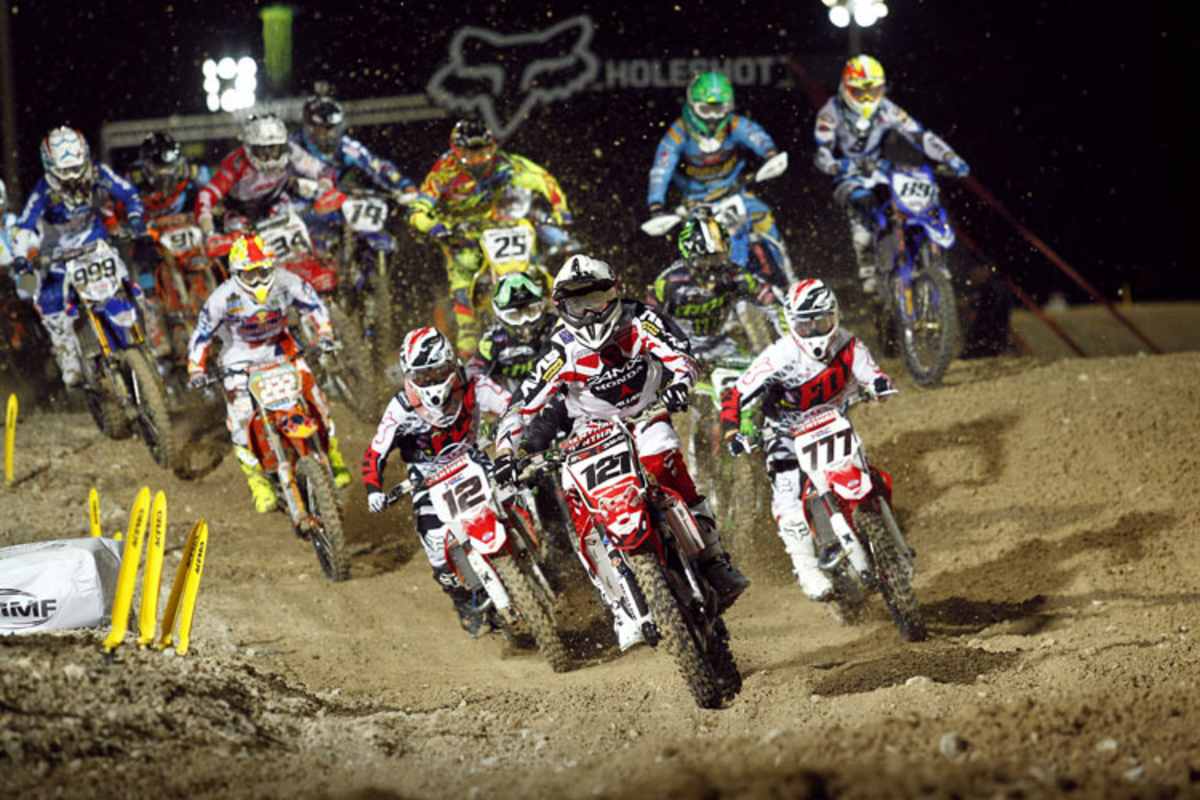 Start der MXGP-Meute unter dem Flutlicht von Katar