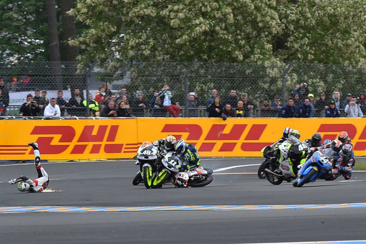 2. Bld: Der spätere Sieger Aron Canet (Nr. 44) aus Spanien weicht dem Unheil aus