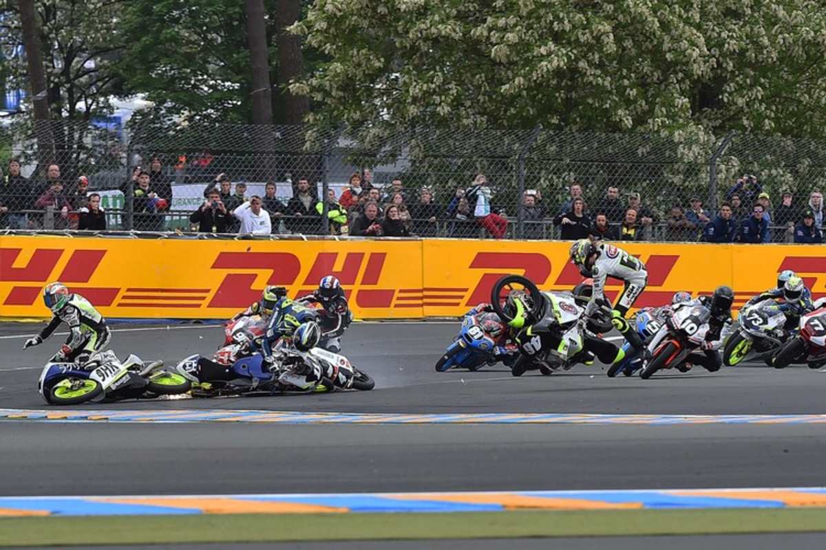 4. Bild: Jetzt fliegt auch Valentino Rossis Schützling Nicolò Bulega (46) in hohem Bogen ab