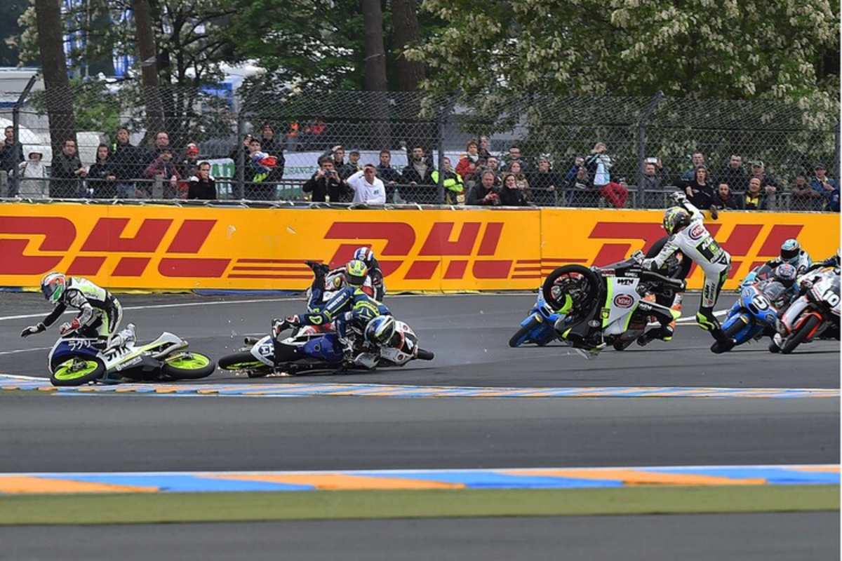 Ganz links sind die zwei gestürzten Husqvarna-Fahrer dalla Porta und Arenas zu sehen