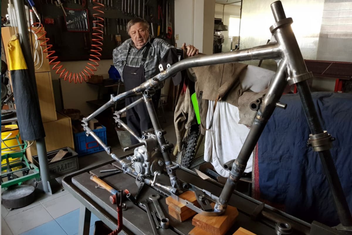 Bohumil Staša schraubte im Mai noch an seinen Classic Bikes