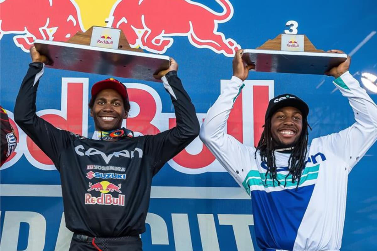James und Malcolm Stewart auf dem Podium