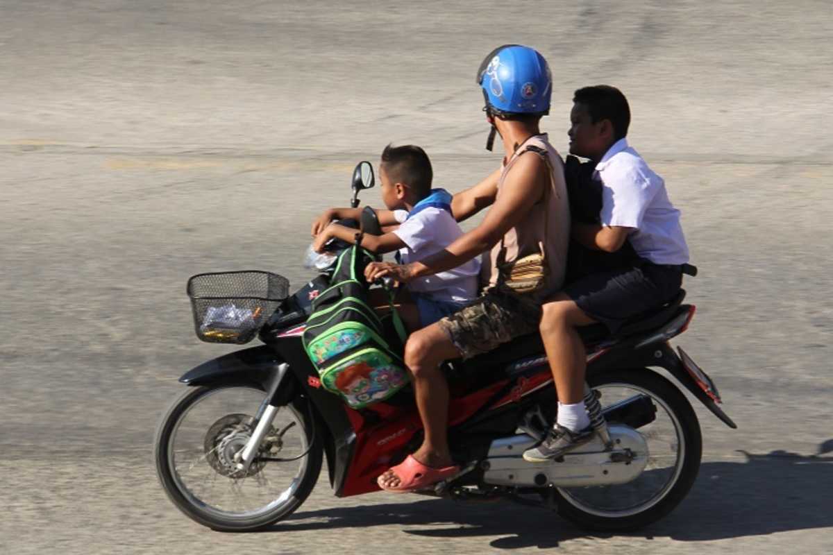 Honda Super Cub als Familienfahrzeug - in Asien nichts besonderes, sondern alltägliches Strassenbild
