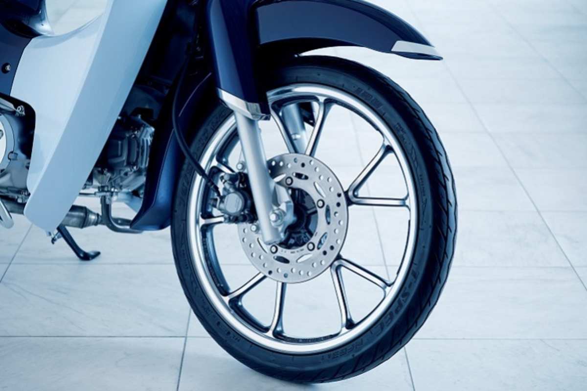 Scheibenbremse und dem Einkanal-ABS, das nur aufs Voderrad wirkt, erfüllt die Super Cub 125 die Anforderungen von Euro 4 